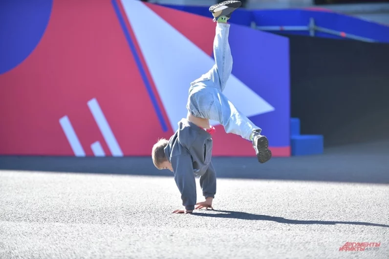 От спарринга до полета. В Лужниках отметили День московского спорта
От спарринга до полета. В Лужниках отметили День московского спорта