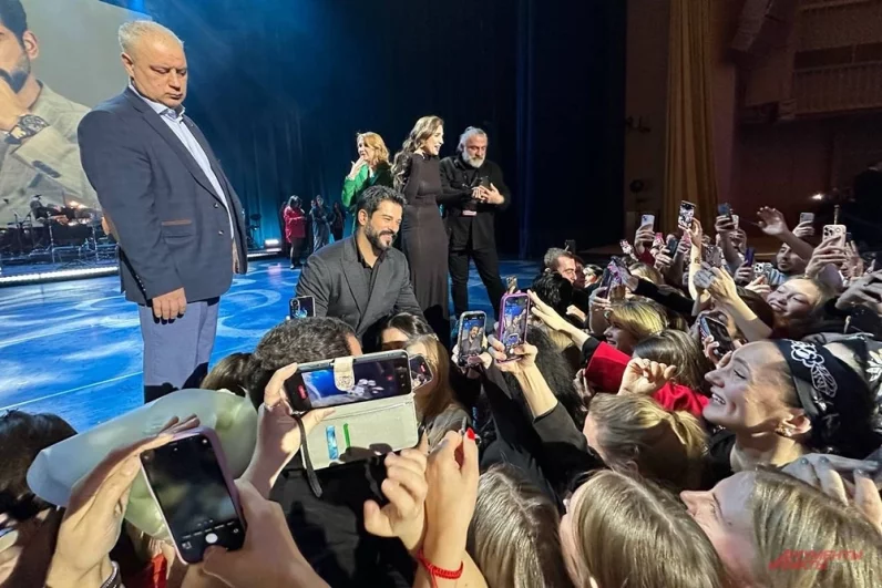 
        Воин &laquo;Великолепного века&raquo;. Бурак Озчивит увиделся с поклонницами в Москве    