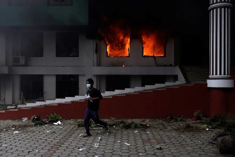 
        Пожары, мародерство. Российская туристка рассказала о беспорядках в Непале    