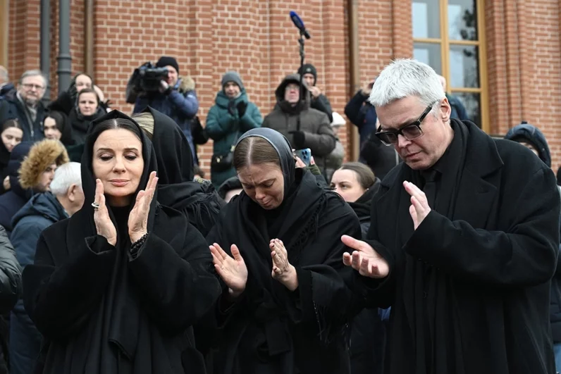 
        Звезда пленительного счастья. Кто покоится рядом с могилой Олега Стриженова    