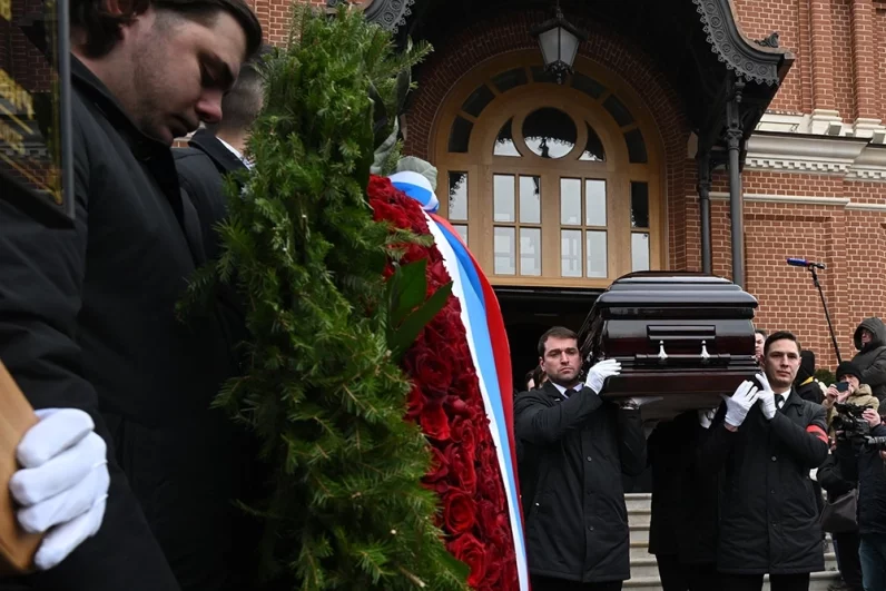 
        Звезда пленительного счастья. Кто покоится рядом с могилой Олега Стриженова    