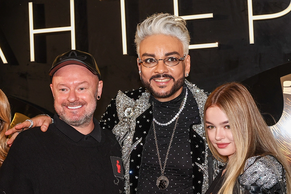 
        &laquo;Кто я?&raquo; 49-летний режиссер &laquo;Закрытой школы&raquo; вышел в свет с 18-летней женой    