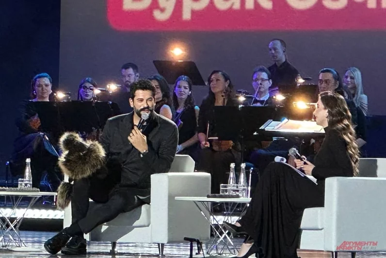 
        Воин &laquo;Великолепного века&raquo;. Бурак Озчивит увиделся с поклонницами в Москве    