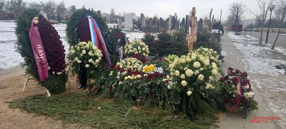 
        Звезда пленительного счастья. Кто покоится рядом с могилой Олега Стриженова    