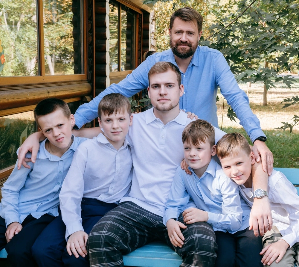 
        Новый мир. Отец 12 детей рассказал, как надо относиться к рождению ребёнка    