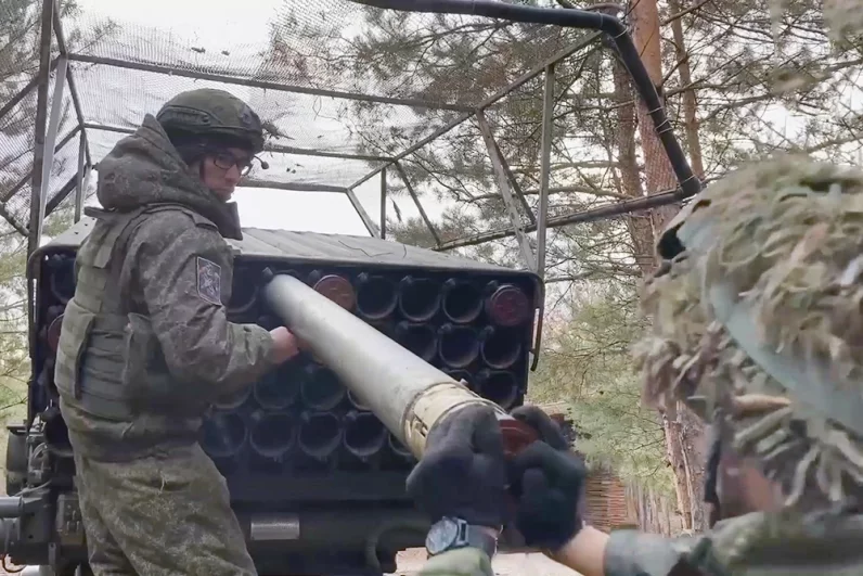 
        Кишка тонка. Нацисты остервенело рвутся на запад, чтобы их не убили русские    