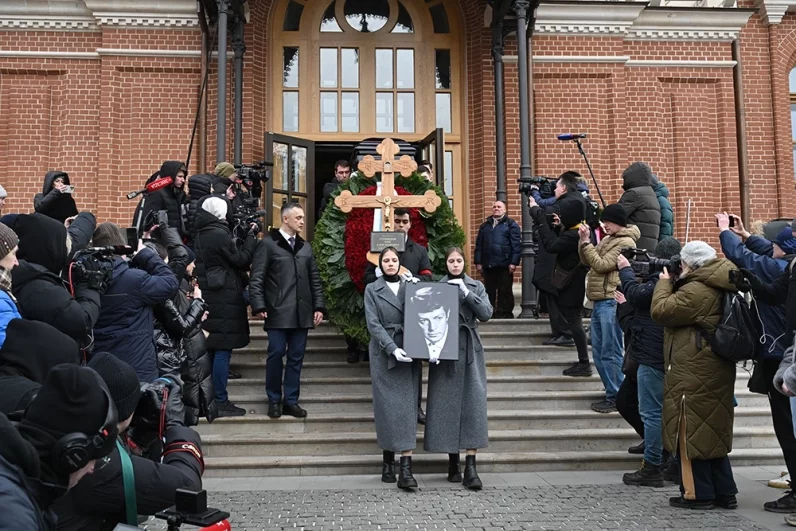 
        Звезда пленительного счастья. Кто покоится рядом с могилой Олега Стриженова    