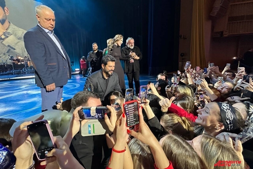 
        Воин &laquo;Великолепного века&raquo;. Бурак Озчивит увиделся с поклонницами в Москве    