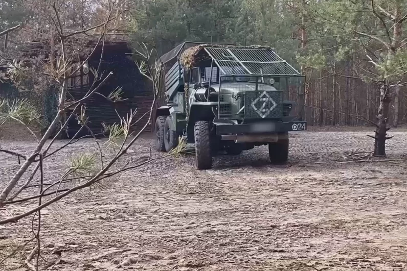 
        Кишка тонка. Нацисты остервенело рвутся на запад, чтобы их не убили русские    