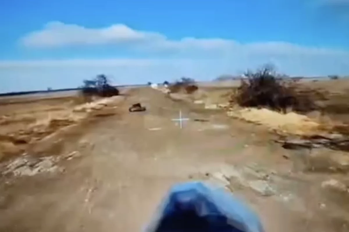 
        Война машин. Российский дрон победил в бою украинского робота с пулеметом    