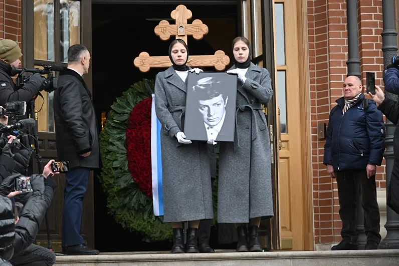 
        Звезда пленительного счастья. Кто покоится рядом с могилой Олега Стриженова    