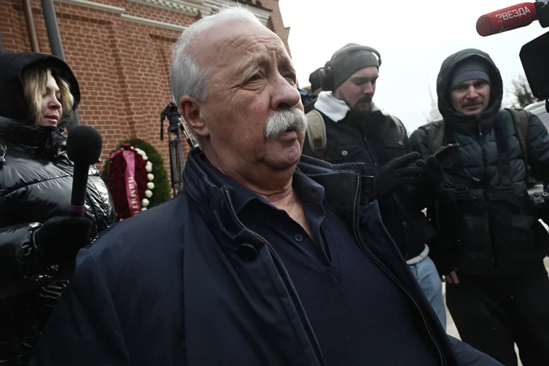 
        Звезда пленительного счастья. Кто покоится рядом с могилой Олега Стриженова    