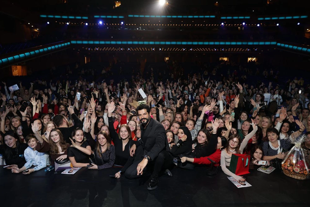 
        Воин &laquo;Великолепного века&raquo;. Бурак Озчивит увиделся с поклонницами в Москве    