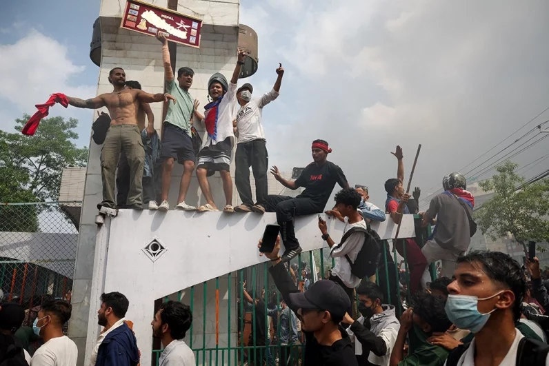 
        Пожары, мародерство. Российская туристка рассказала о беспорядках в Непале    