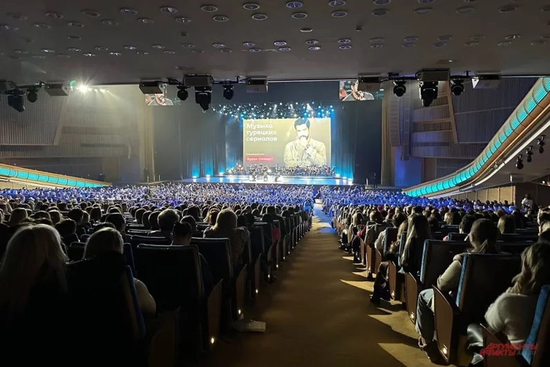 
        Воин &laquo;Великолепного века&raquo;. Бурак Озчивит увиделся с поклонницами в Москве    