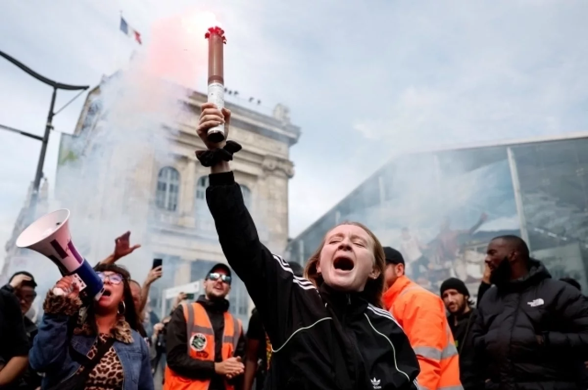 
        Вокзал в Лионе захватили 400 митингующих, требующих отставку Макрона    