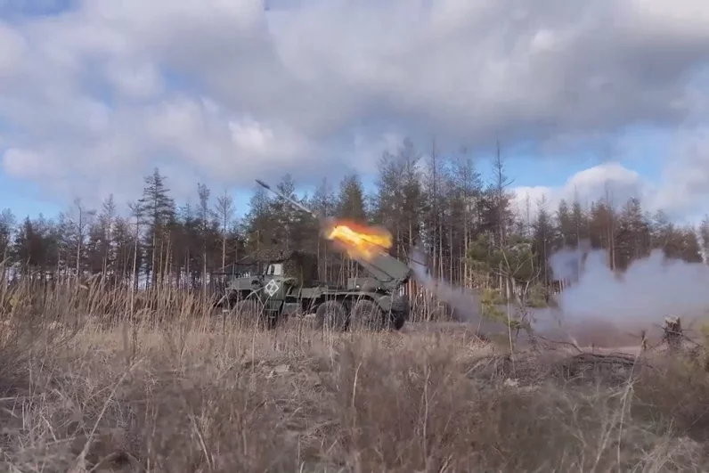 
        Кишка тонка. Нацисты остервенело рвутся на запад, чтобы их не убили русские    