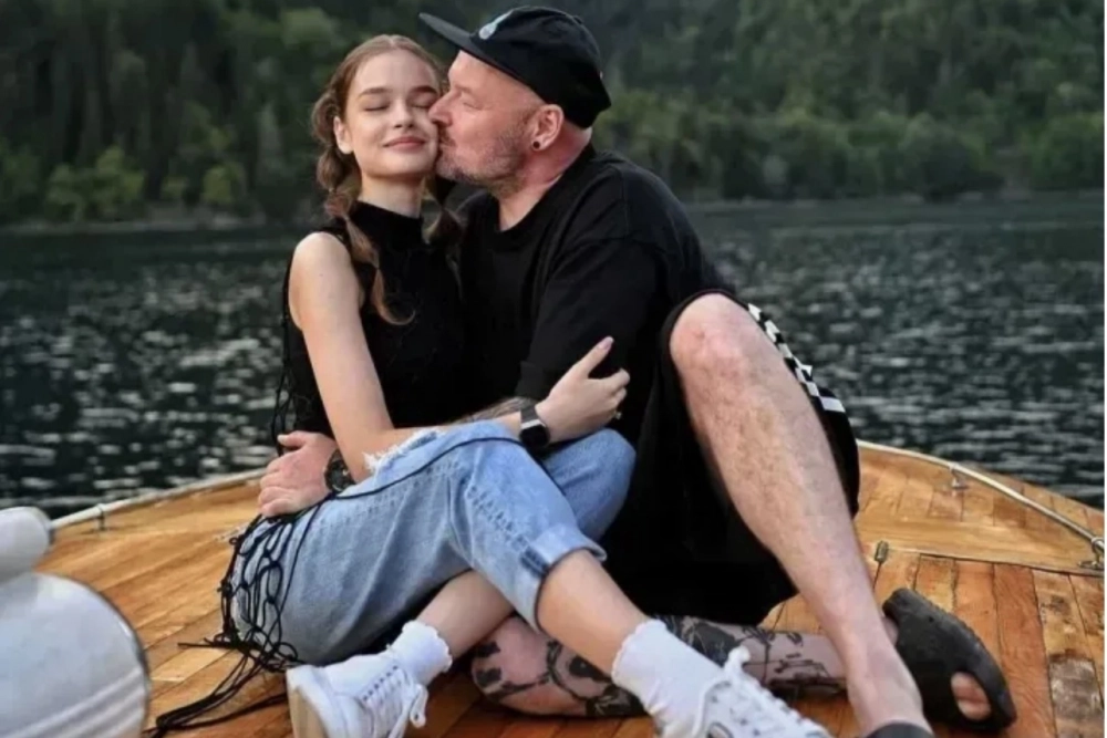 
        &laquo;Кто я?&raquo; 49-летний режиссер &laquo;Закрытой школы&raquo; вышел в свет с 18-летней женой    