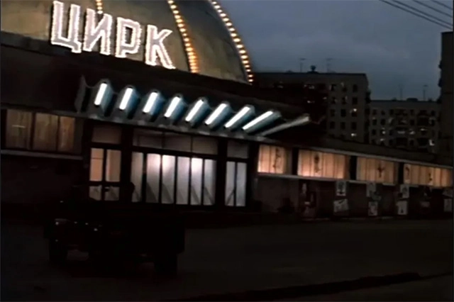 
        Через Ленинский на Ленинградку. Где снимали фильм про «Жёлтый чемоданчик»    