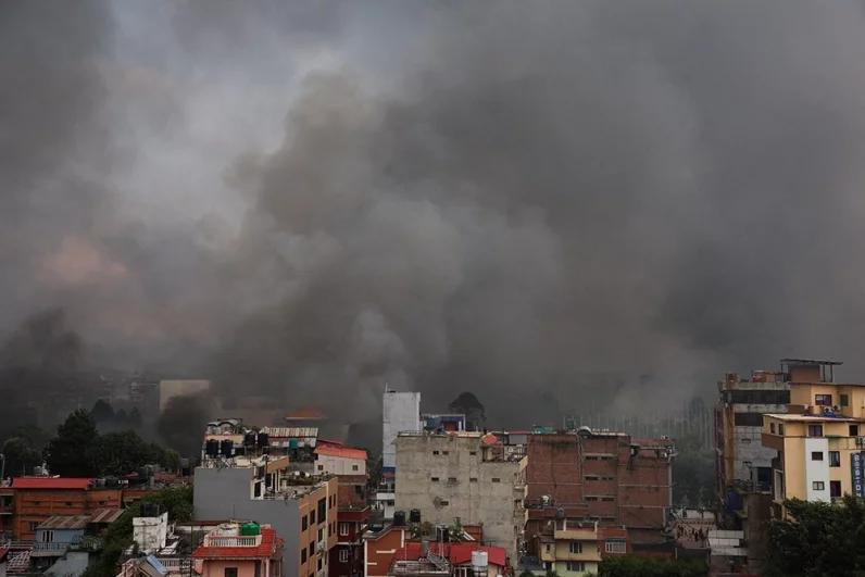 
        Пожары, мародерство. Российская туристка рассказала о беспорядках в Непале    