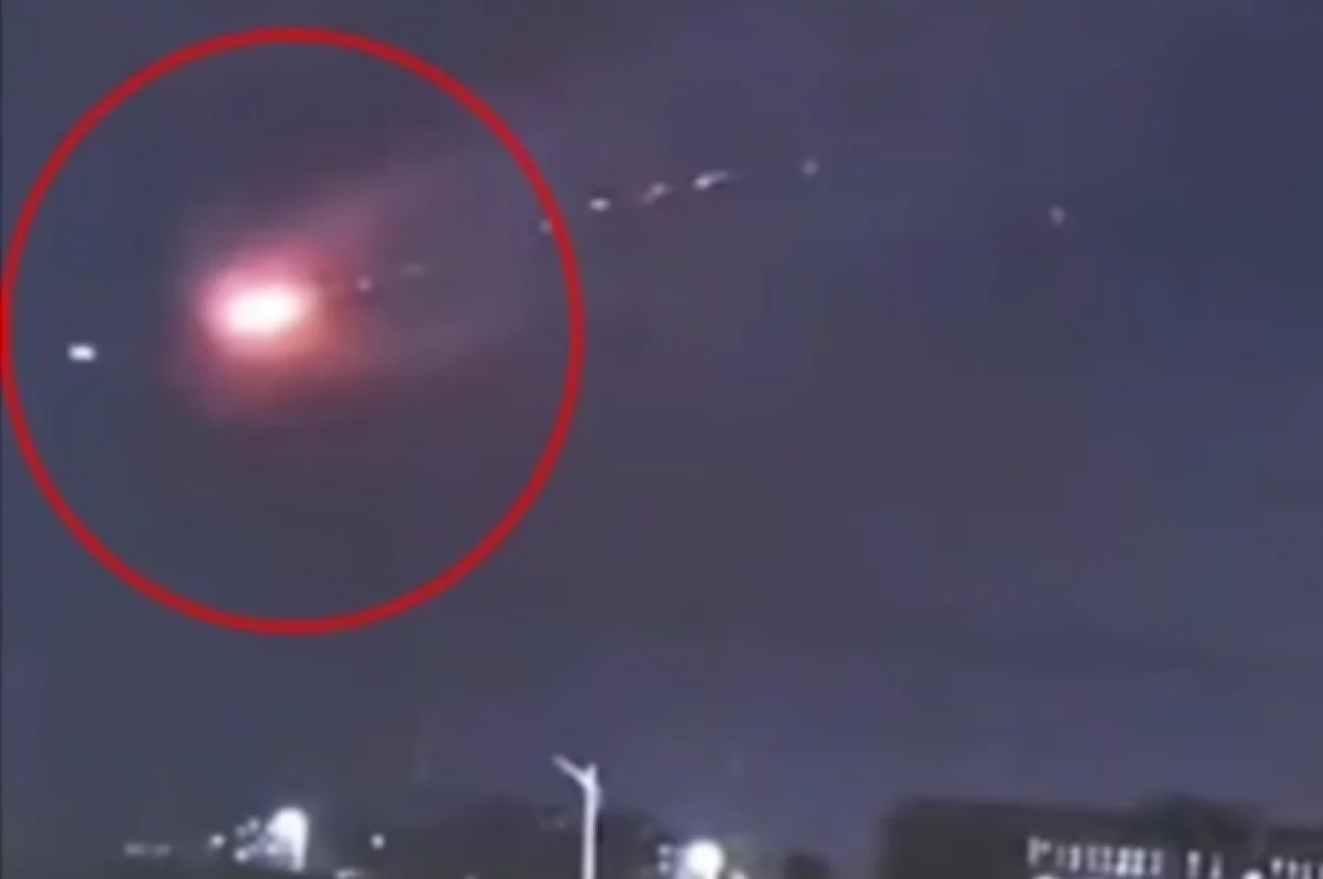 
        DM: жители Китая засняли попадание военной ракеты в НЛО    