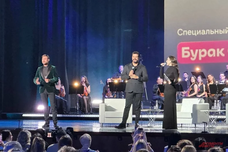 
        Воин &laquo;Великолепного века&raquo;. Бурак Озчивит увиделся с поклонницами в Москве    