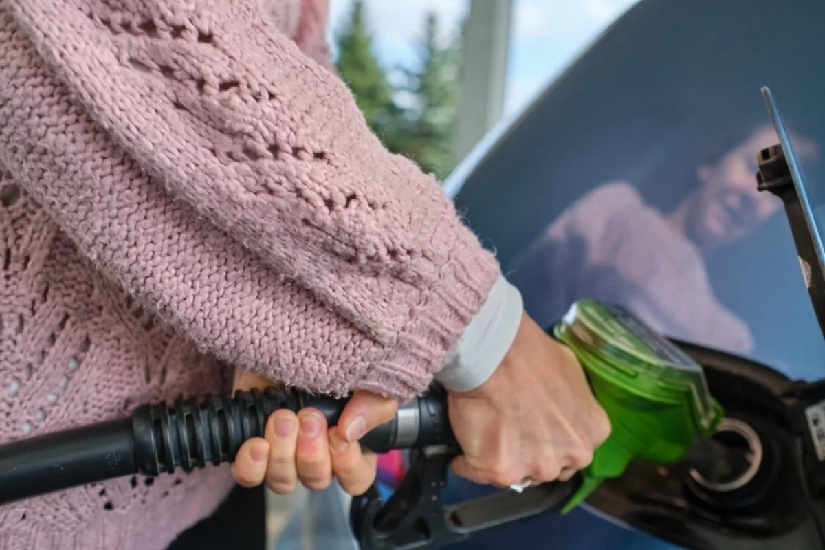 
        Большие деньги. Что сделает с ценами на АЗС новый расчет демпфера на топливо    