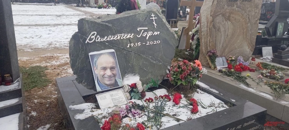 
        Звезда пленительного счастья. Кто покоится рядом с могилой Олега Стриженова    