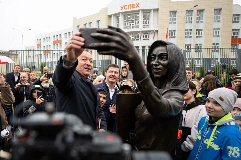 
        Пошлятина какая! В Дзержинском скандалят из-за памятника учительнице    