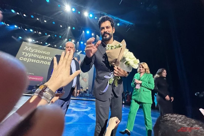 
        Воин &laquo;Великолепного века&raquo;. Бурак Озчивит увиделся с поклонницами в Москве    