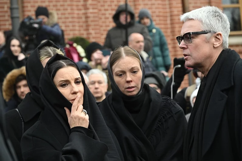 
        Звезда пленительного счастья. Кто покоится рядом с могилой Олега Стриженова    