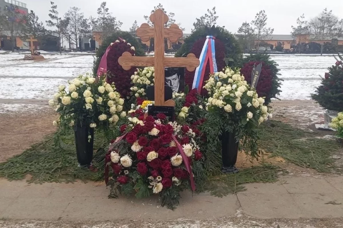 
        Звезда пленительного счастья. Кто покоится рядом с могилой Олега Стриженова    