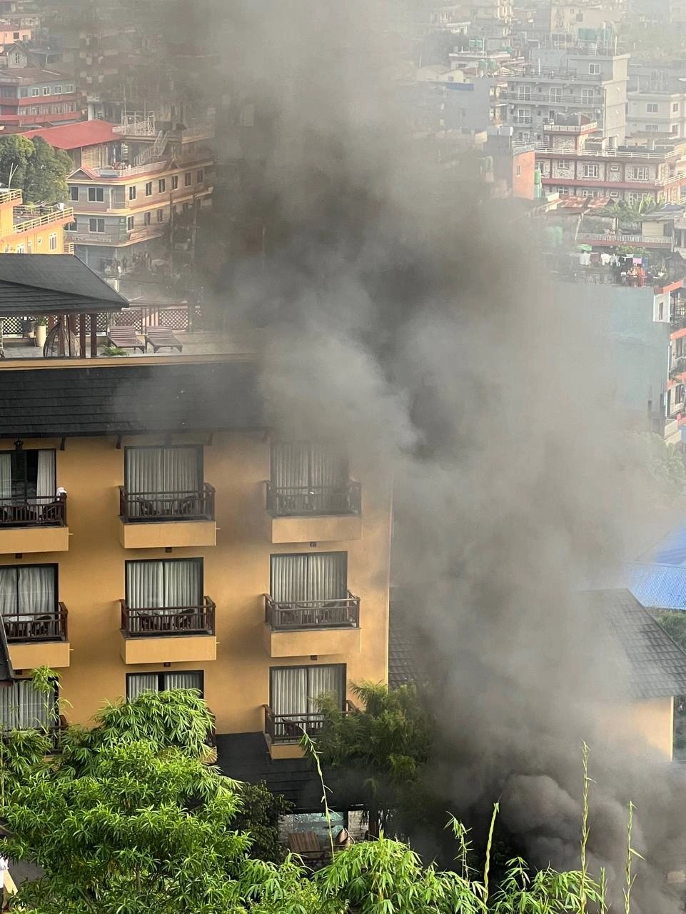 
        Пожары, мародерство. Российская туристка рассказала о беспорядках в Непале    