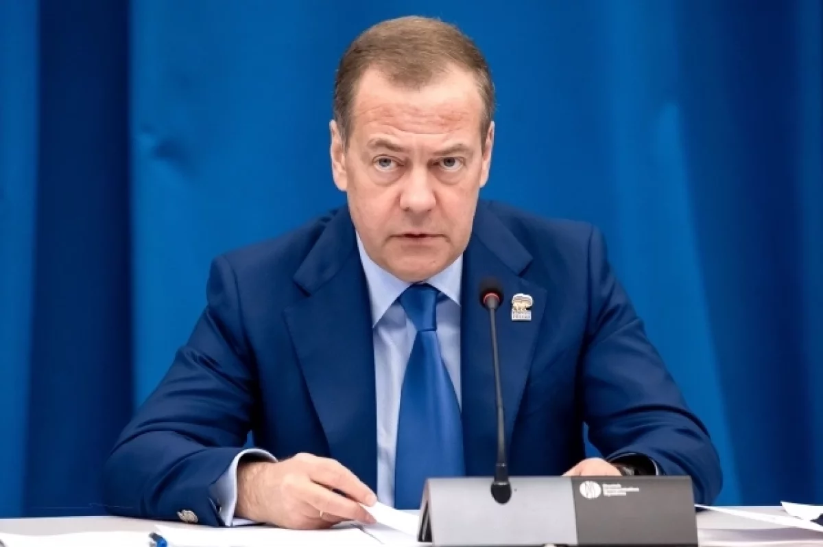 
        Медведев: 336 тыс. человек заключили контракт с ВС РФ в 2025 году    