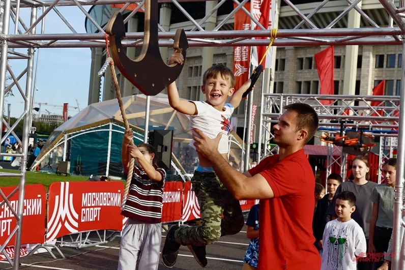 От спарринга до полета. В Лужниках отметили День московского спорта
От спарринга до полета. В Лужниках отметили День московского спорта