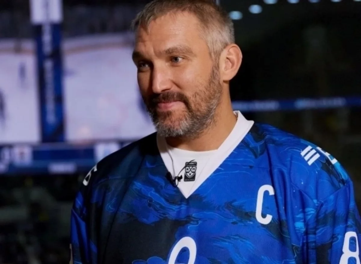 Овечкину подарили уникальный iPhone в честь рекорда по голам в НХЛ
Овечкину подарили уникальный iPhone в честь рекорда по голам в НХЛ