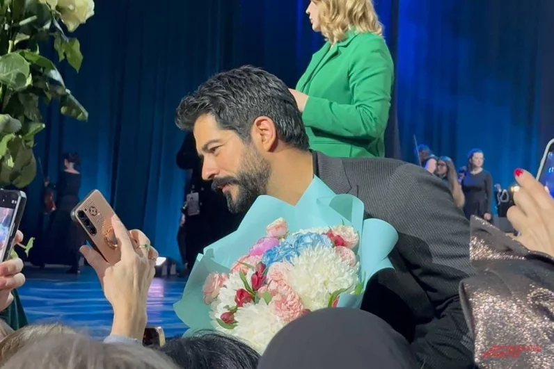 
        Воин &laquo;Великолепного века&raquo;. Бурак Озчивит увиделся с поклонницами в Москве    