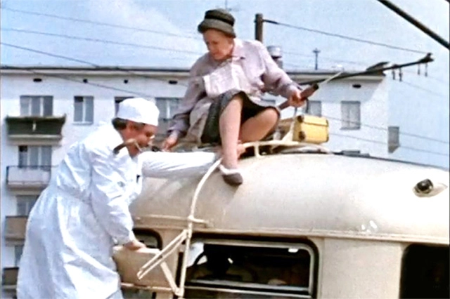 
        Через Ленинский на Ленинградку. Где снимали фильм про «Жёлтый чемоданчик»    