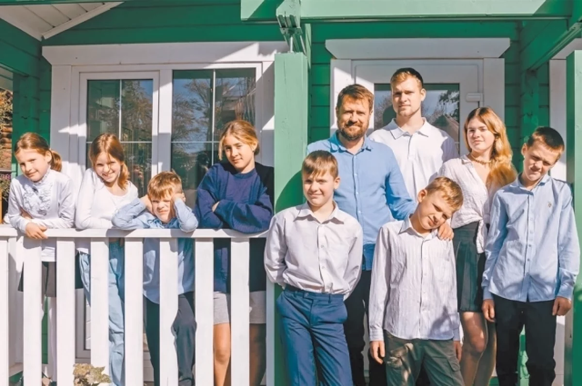 
        Новый мир. Отец 12 детей рассказал, как надо относиться к рождению ребёнка    