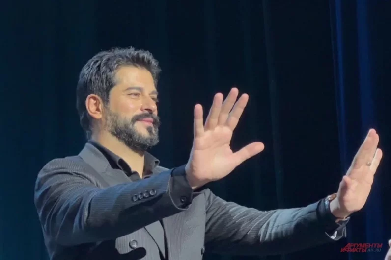 
        Воин &laquo;Великолепного века&raquo;. Бурак Озчивит увиделся с поклонницами в Москве    