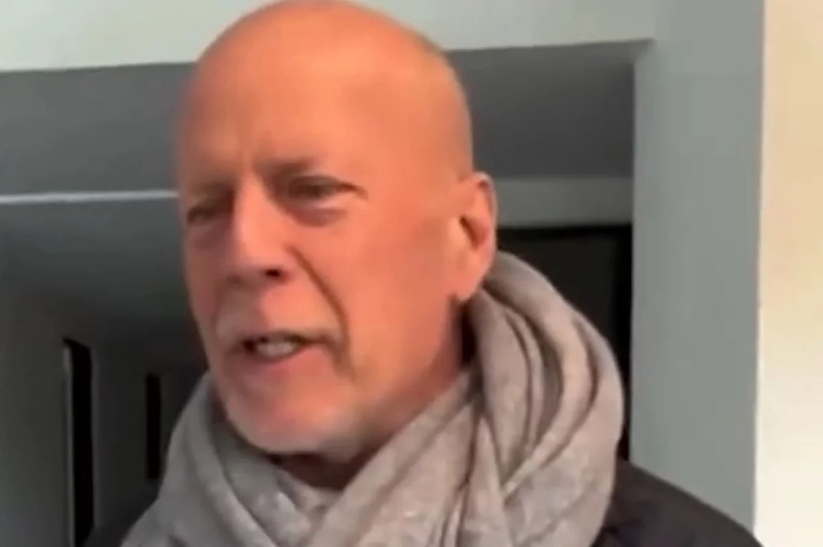 Новый язык. Жена Брюса Уиллиса разработала свою систему общения с ним
Новый язык. Жена Брюса Уиллиса разработала свою систему общения с ним