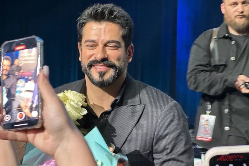 
        Воин &laquo;Великолепного века&raquo;. Бурак Озчивит увиделся с поклонницами в Москве    