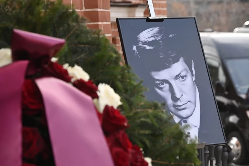 
        Звезда пленительного счастья. Кто покоится рядом с могилой Олега Стриженова    