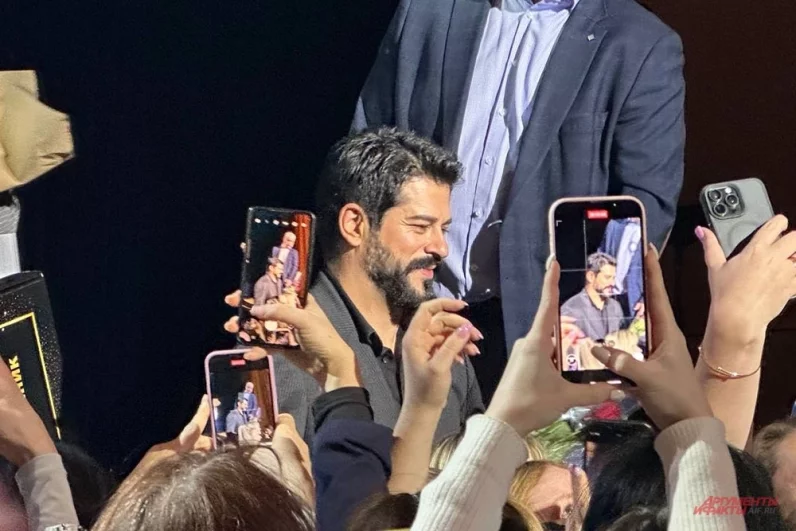 
        Воин &laquo;Великолепного века&raquo;. Бурак Озчивит увиделся с поклонницами в Москве    