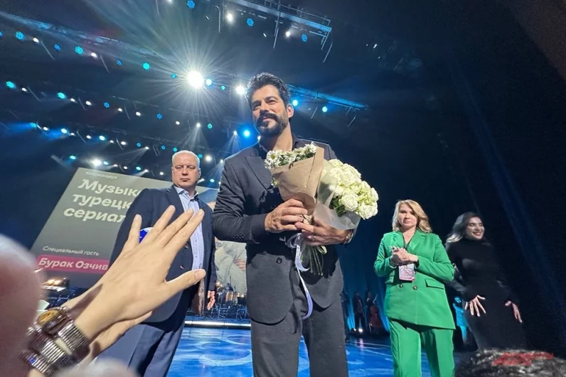 
        Воин &laquo;Великолепного века&raquo;. Бурак Озчивит увиделся с поклонницами в Москве    