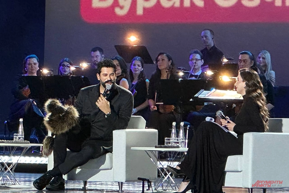 
        Воин &laquo;Великолепного века&raquo;. Бурак Озчивит увиделся с поклонницами в Москве    