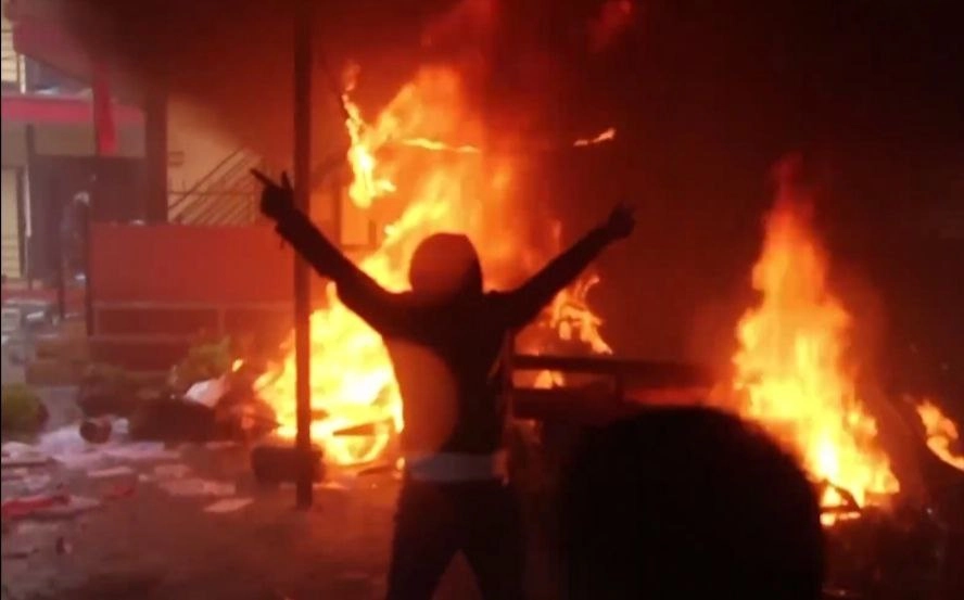 
        Пожары, мародерство. Российская туристка рассказала о беспорядках в Непале    