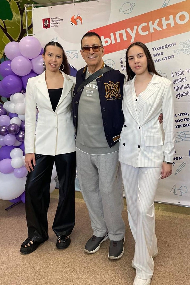 
        А потом пришла расплата. Как Александр Буйнов оставил двух жен и дочь    