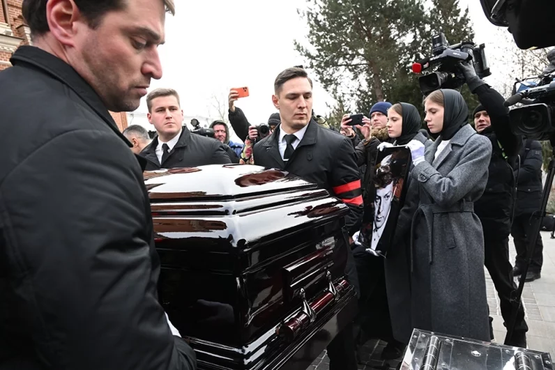 
        Звезда пленительного счастья. Кто покоится рядом с могилой Олега Стриженова    