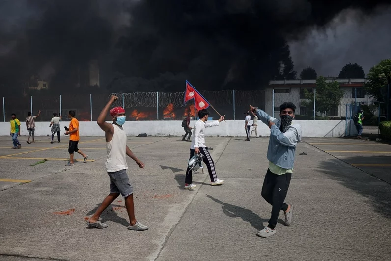 
        Пожары, мародерство. Российская туристка рассказала о беспорядках в Непале    
